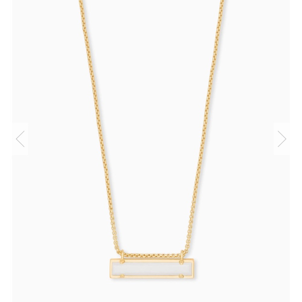 Leanor Gold Pendant Necklace in White Pearl
